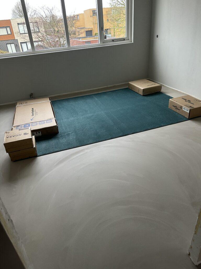 Woonbeton gietvloer in woonkamer met raam