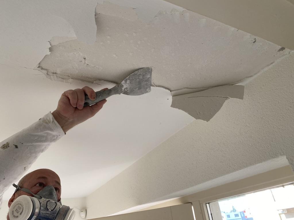 Stukadoor van InterPleister repareert plafond bij renovatie