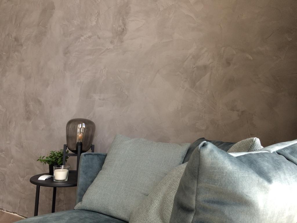 Decoratief stucwerk wand in woonkamer met bank, InterPleister Almere