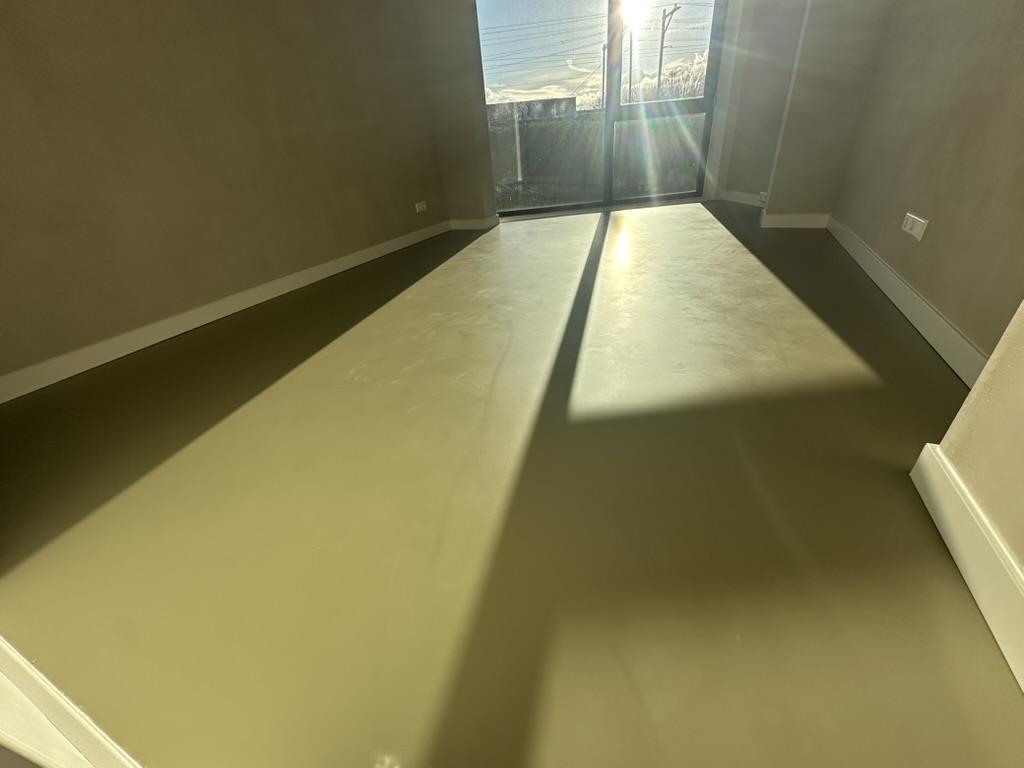 Stucco beton vloer in nieuwbouwwoning Utrecht