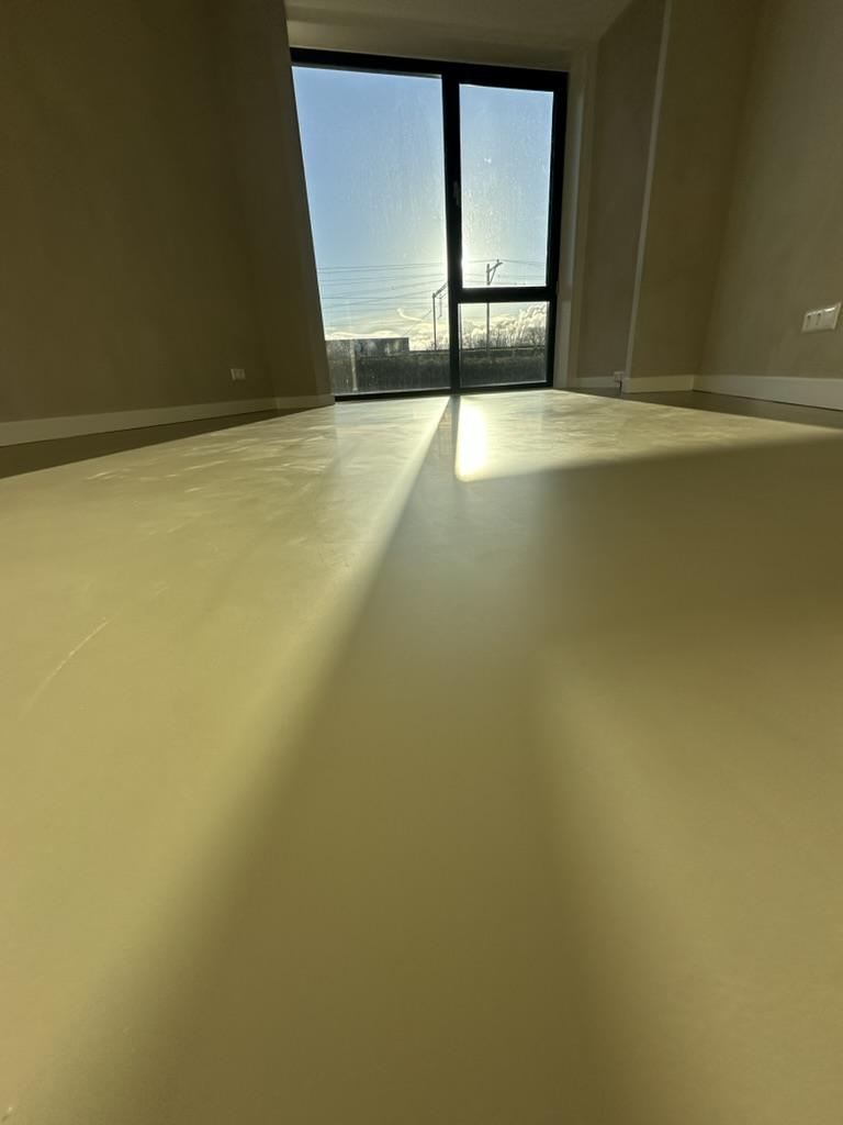 PU gietvloer met zonlicht in woning Utrecht